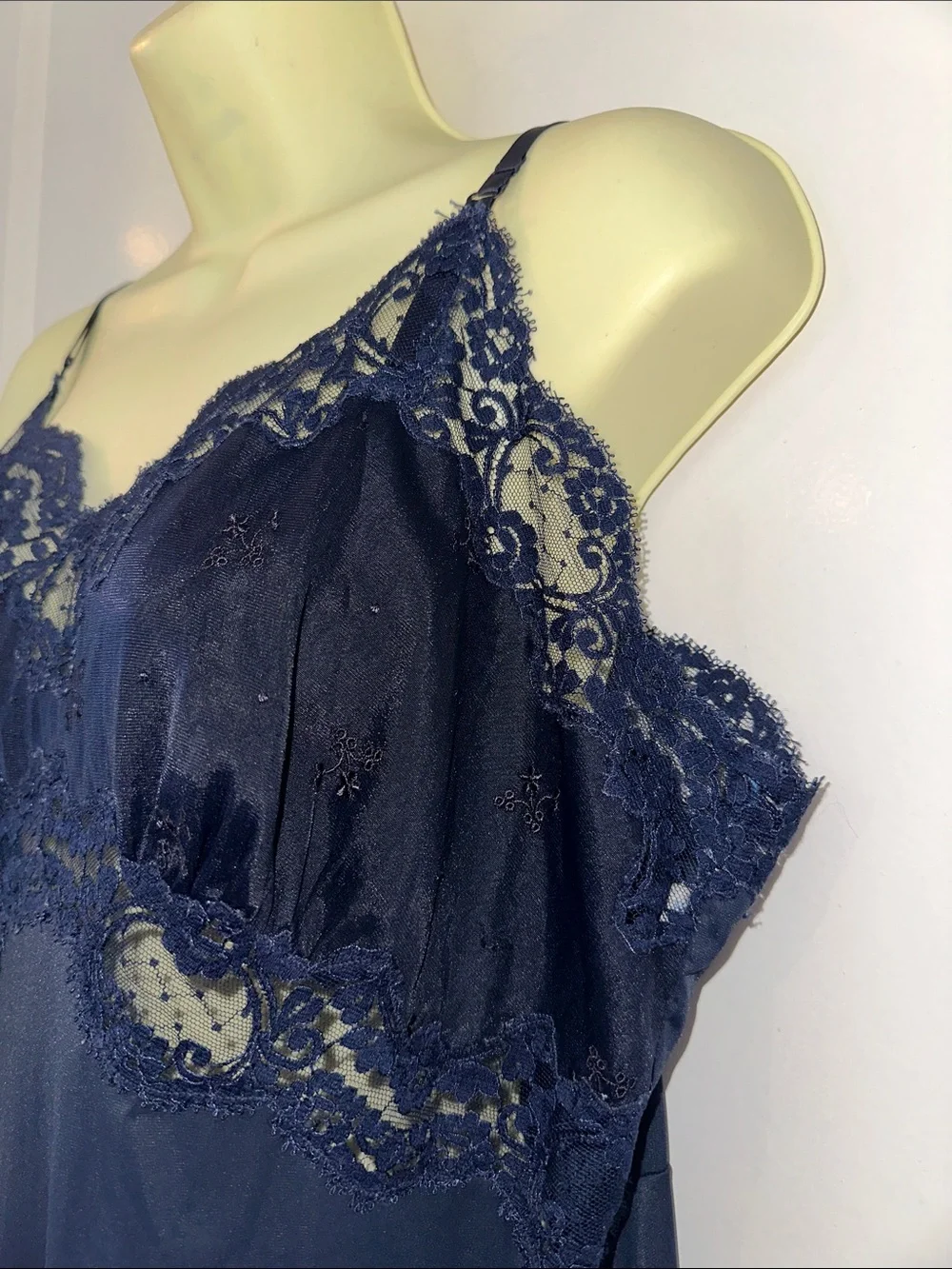 Vintage 60s Fischer navy blue nylon full slip with lace lace details - Picture 4 of 7